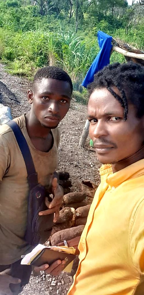 Article : ÉTUDIANT EN BIOLOGIE, IL VEND DES IGNAMES POUR AIDER SA FAMILLE