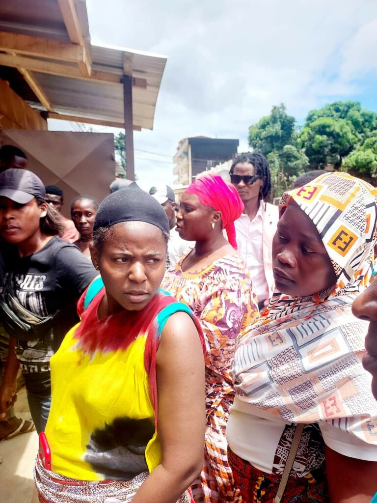 Article : Un fou entre dans un maquis et demande qu&rsquo;on lui serve un vin