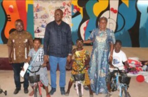 Article : Noël 2023 en Côte d’Ivoire : l’Ambassadeur Florent Yapi offre 1100 jouets à 1100 enfants